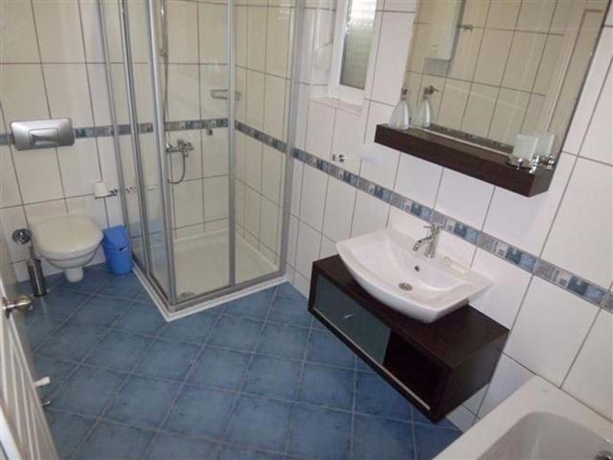 Upper Floor Bathroom, Shower & Bath